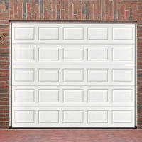 Puerta de Garaje Seccional Blanca Clásica con Paneles Elevados y Aislamiento, Puerta Superior con Ventanas de Estilo Sunburst para un Atractivo Exterior de Villas de Lujo