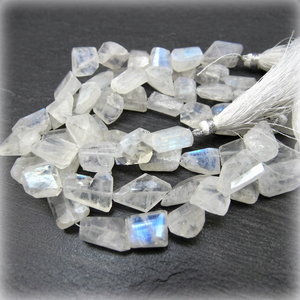 Piedra lunar blanca natural con destellos azules, forma de pepita, cuentas pulidas de 10-15 mm, hilo de 8 pulgadas de largo - Product Image 3