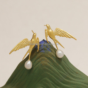 Orecchini Pendenti Rosaeflora "Among the Clouds" con Rondini in Volo, Argento Sterling 925 Autentico e Perle d'Acqua Dolce, Gioielli Raffinati - Product Image 1