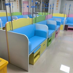 Chaises d'hôpital pour enfants Keming Furniture avec tiroirs, sièges en contreplaqué de bois massif pour cliniques et zones d'infusion - Product Image 1