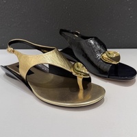 Sandales plates romaines pour femmes avec boucle métallique, personnalisables en usine, logo sur mesure, OEM ODM, style simple doré, à bout ouvert