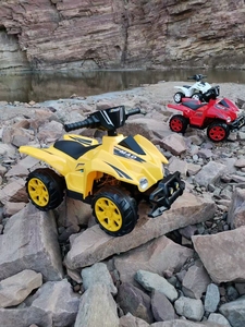 Cool Gestaltetes Kleines Plastik-ATV Aufsitz-Spielzeugauto für Kinder Manuell Fahrbar mit LED-Lichtern Musik <span class=keywords><strong>2</strong></span>-4 Jahre Fußbetrieben Unisex - Product Image 5