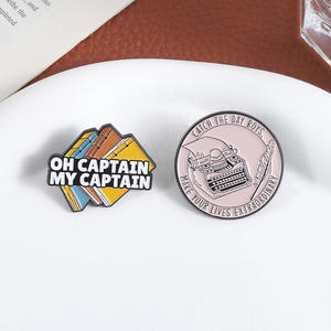 Spilla in Lega di Zinco con Smalto Morbido a Forma di Libro, Distintivo con Motivo a <span class=keywords><strong>Macchina</strong></span> <span class=keywords><strong>da</strong></span> <span class=keywords><strong>Scrivere</strong></span> 'CATCH the DAY', Creativo e Personalizzato - Product Image 2