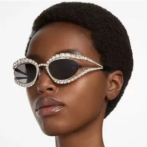 نظارة شمسية Cat Eye Bling Diamond فاخرة للنساء بإطار نظارات للنساء يمكن تصميم شعارها حسب الطلب