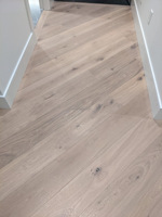 Plancher en chêne huilé UV blanc à rainures et languettes de 240 mm de large, parquet en chêne large
