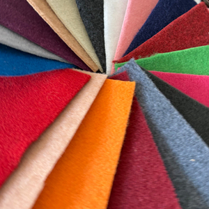 Alfombra Reversible de Poliéster Rojo No Tejido para Pasillos, Lavable, para Exposiciones, Decoración de Fiestas Temáticas de Cine, Campamentos - Product Image 1