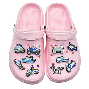 Breloques personnalisées en PVC pour chaussures et épingles pour chaussures en forme <span class=keywords><strong>de</strong></span> véhicule <span class=keywords><strong>de</strong></span> <span class=keywords><strong>patrouille</strong></span> pour décorations <span class=keywords><strong>de</strong></span> sabots Hero par KLS Modèle N01 Fabriqué en Chine Fujian - Product Image 2