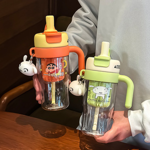 Botella de agua Crayon Shinchan de 500 ml, vaso con pajita de Tritan y asa para niños, diseño de dibujos animados para uso escolar. - Product Image 1