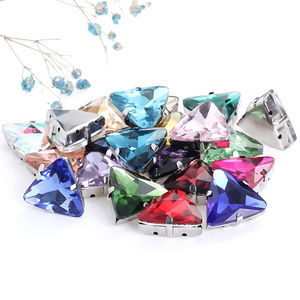 Diamants en verre triangulaires de 18 mm en gros pour vêtements, sacs, chaussures, accessoires, semelles dorées, diamants à coudre à la main avec trous - Product Image 4