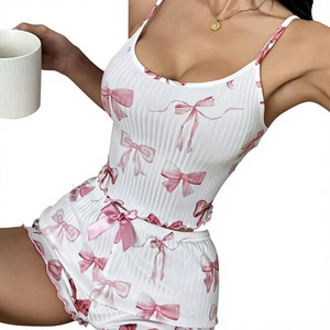 Conjunto de pijama de satén de tres piezas con pantalones cortos y camisa con botones para las noches de verano. - Product Image 6