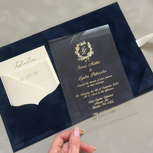 Invitaciones de Boda de Lujo en Formato Folio, con Cubierta de Terciopelo Borgoña, Estampado en Dorado sobre Acrílico, con Cinta de Satén - Product Image 2
