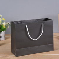 Özel baskılı Logo beyaz karton kağıt torba şerit halat giyim ayakkabı butik iş hediye ambalaj için mevcut beyaz