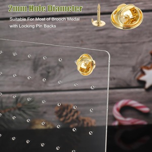 Rõ ràng Acrylic Quà Tặng hiển thị đứng với cơ sở gỗ hiện đại Tabletop Organizer cho 132 pins giải thưởng phù hiệu sưu tầm lưu trữ - Product Image 4