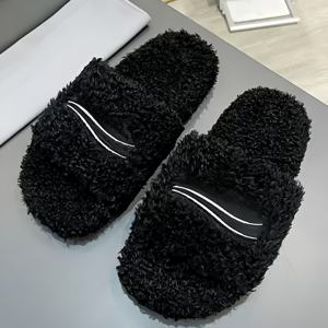 Pantoufles d'intérieur chaudes en polaire, design brodé tendance, confortables et respirantes, pantoufles décontractées pour hommes et femmes - Product Image 1