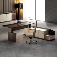 Bureau de direction électrique moderne de luxe à hauteur réglable, table de patron intelligente en L pour position assise ou debout avec grand meuble latéral