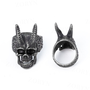 Bague en acier inoxydable 316 avec cornes de démon gothiques et crâne pour homme, large bande, textures contrastées, esthétique sombre et masculine élégante - Product Image 2