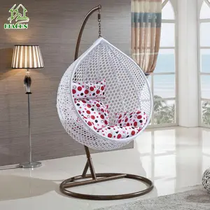 Balançoire moderne en plastique en forme d'œuf pour nid d'oiseau pour l'intérieur et l'extérieur du jardin.