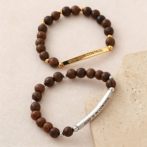 Braccialetto con Perline in Legno Naturale di Wenge, Incisione 'DIO È IN CONTROLLO' su Barra Curva in Acciaio Inossidabile, Gioiello Religioso Unisex per Uso Quotidiano, Regalo - Product Image 4