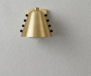 Lámpara de Pared Artesanal de Latón Crudo, Diseño de Cono Audaz Estilo Mid-Century con Detalles de Remaches, Lámpara de Pared Minimalista de Latón en Forma de Campana - Product Image 2