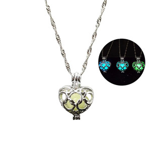Commercio all'ingrosso di fabbrica Glow in the Dark Halloween Luminous Bead Heart Five Circles ciondolo Night Lights collana di donne - Product Image 2