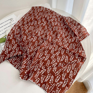 Pañuelo de Cuello Pequeño Cuadrado de Algodón para Mujer, Diseño Floral Elegante con Estampado Digital, Estilo Coreano, Transpirable, para Uso Diario en Verano - Product Image 3