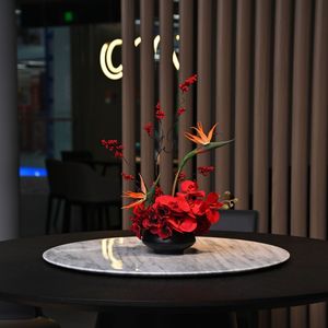 LO-1308 Arreglo de Flores Artificiales Rojas de Lujo Pre-elaborado, Centro de Mesa con Maceta para Sala de Estar, Entrada o Consola - Product Image 5