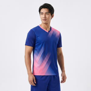 เสื้อเทนนิสคอวีสีน้ำเงินสำหรับผู้ชายพร้อมลายพิมพ์ไล่ระดับสีชมพูสีน้ำเงิน ชุดกีฬาฤดูร้อนแขนสั้นแบบพอดีตัว - Product Image 4