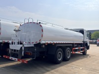 Camion-citerne à eau SINOTRUK HOWO 6x4 LHD 340 CV 20 m³ Camion-citerne à eau avec arroseur