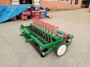 Semoir à légumes monté sur tracteur avec bande d'engrais intégrée, crée <span class=keywords><strong>des</strong></span> lits <span class=keywords><strong>de</strong></span> plantation parfaits et place les nutriments en une seule passe - Product Image 1