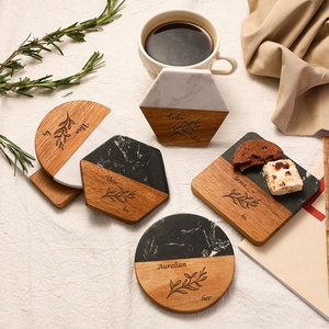 كوستر رخامي خشبي دائري دافئ ورومانسي لعيد الميلاد مع شريط نحاسي - Product Image 1