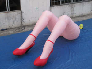 تمثال ساقين نسائيتين عملاقتين قابلتين للنفخ باللون الأسود مع أحذية بكعب عالٍ وإضاءة LED للإعلانات والديكورات الترويجية - Product Image 4