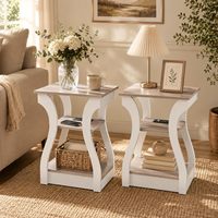 Table d'appoint avec 3 niveaux de rangement, plateau en bois gris, pieds courbes blancs, prise de courant intégrée, bords lisses en MDF