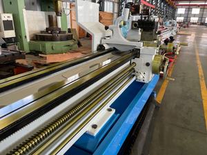 Tour manuel horizontal de bureau robuste CA6150*4000 pour le filetage de tuyaux métalliques – Tour universel conventionnel - Product Image 2