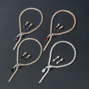 طقم مجوهرات نسائي فاخر بتصميم كلاسيكي للحفلات - عقد وأقراط على شكل ثعبان مرصعة بالزركونيا المكعبة لإكسسوارات الأزياء - Product Image 3