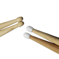 Direktverkauf ab Werk: Hochwertige Hickory-Drumsticks mit individuellen Mustern und Logo.