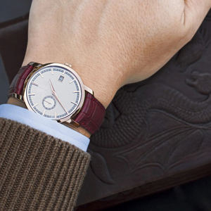 ปฏิทินขนาดเล็กที่ตำแหน่งสามนาฬิกา และเข็มวินาทีขนาดเล็กที่ตำแหน่งเก้านาฬิกา ช่วยเสริมกันและทำให้ดูสมบูรณ์แบบ นาฬิกาข้อมือผู้ชายแบบกลไก - Product Image 5