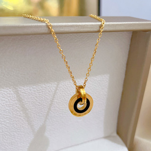 Collares de Pareja de Acero Inoxidable con Baño de <span class=keywords><strong>Oro</strong></span> Real PVD, Aro Redondo con Números Romanos Grabados, Collar para Mujer y <span class=keywords><strong>Hombre</strong></span> que No se Deslustra - Product Image 2