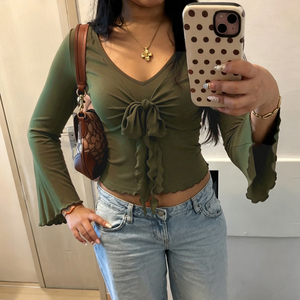 Camiseta de manga larga verde oliva para mujer, cuello en V, con lazo frontal, fruncida, ajustada, con mangas acampanadas, estilo casual y urbano. - Product Image 2