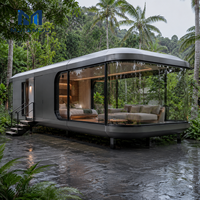Maison conteneur en acier moderne et futuriste, capsule spatiale mobile avec vue panoramique pour usage hôtelier