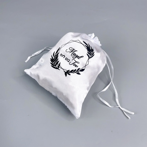 ถุงผ้าซาตินสีขาวแบบมีเชือกผูก สำหรับใส่เครื่องประดับ วิกผม ของขวัญ  พร้อมพิมพ์โลโก้ - Product Image 6