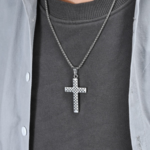 Collar con Cruz a Cuadros en Blanco y Negro de Acero de Titanio, Colgante Geométrico Unisex, Joyería de Regalo - Product Image 3