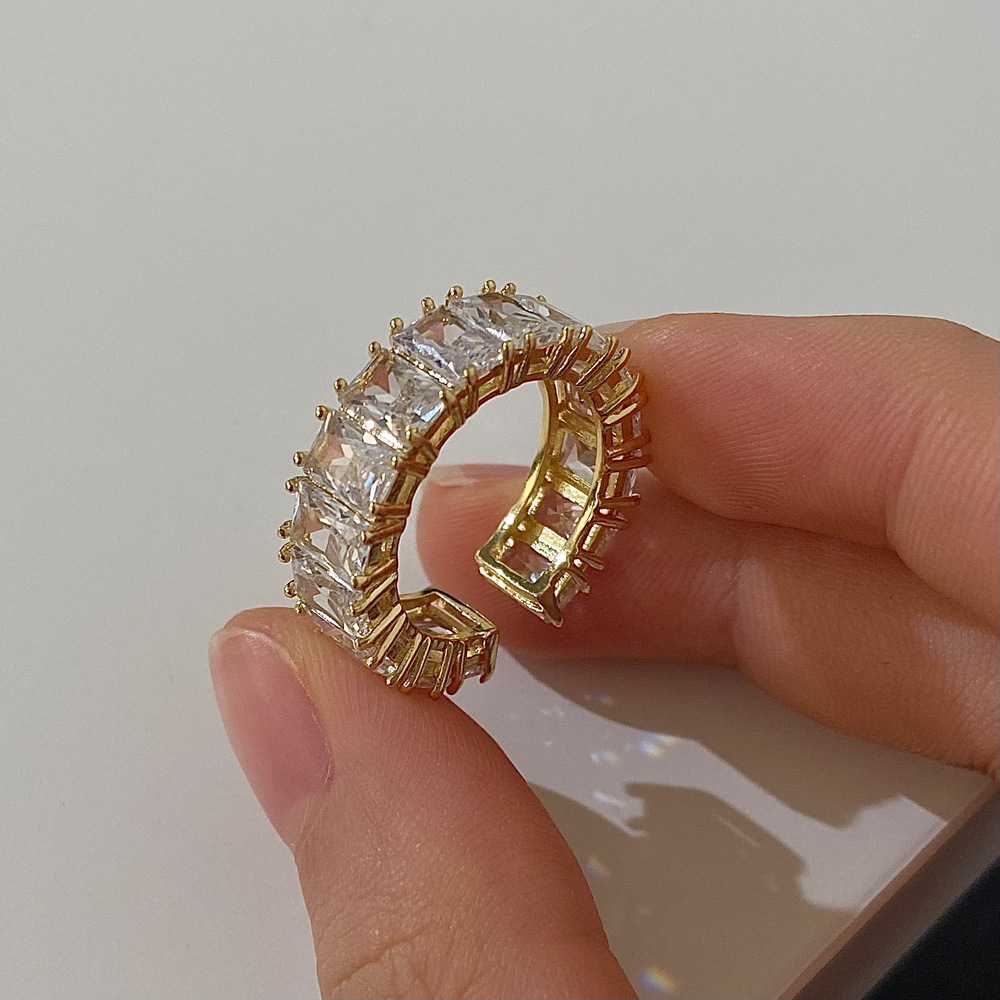 Anillo cuadrado de oro con circonita