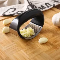 Handmatige knoflookpers van roestvrij staal 304, knoflookhakker, -pers en -vermaler voor het maken van knoflookpasta.