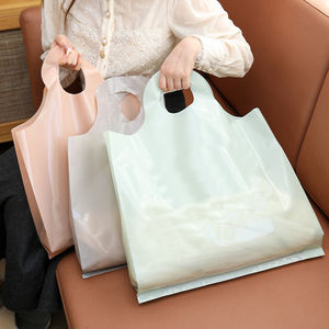 Sacs shopping en plastique recyclables avec poignée découpée ronde, sacs d'emballage personnalisés pour boutiques de vêtements, sacs cadeaux avec votre propre LOGO - Product Image 1