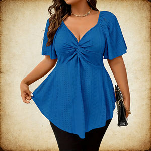 Haut Peplum Décontracté Bleu Royal à Col en V avec Torsion sur le Devant, Manches à Volants et Broderie Anglaise pour Femmes Courbes – Collection Été 2026 - Product Image 4