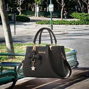 Bolso Bandolera de Piel Sintética de Lujo para Mujer, Diseño de Fresa con Cadena Repujada, Estilo Mensajero Compacto para Fiestas - Product Image 2