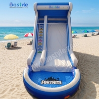 Grand toboggan aquatique gonflable en PVC avec mur d'escalade et piscine à jets, installation facile pour événements estivaux en plein air