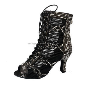 Bota <span class=keywords><strong>de</strong></span> <span class=keywords><strong>baile</strong></span> <span class=keywords><strong>de</strong></span> suela blanda negra personalizada para mujer, tacones <span class=keywords><strong>de</strong></span> cristal <span class=keywords><strong>de</strong></span> satén <span class=keywords><strong>latino</strong></span> con cremallera <span class=keywords><strong>de</strong></span> 8CM - Product Image 1