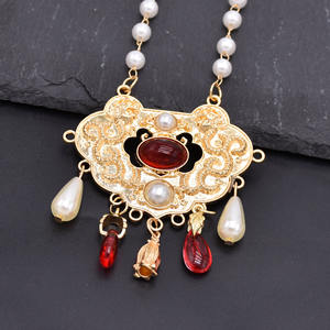 Collar con colgante de cadena de perlas, collar chino con candado de la suerte - Product Image 5