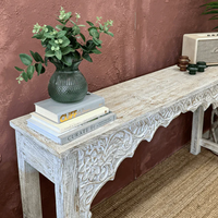 Table console en bois massif blanchi, sculptée à la main, table d'entrée vintage pour le salon
